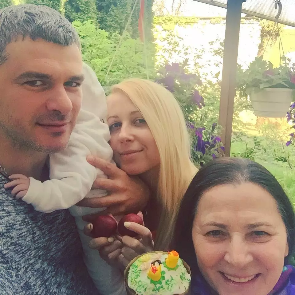 Ніна Матвієнко з донькою, зятем і онукою