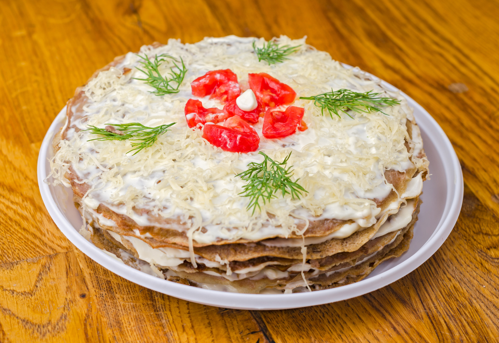 Блинный торт с помидором и сыром