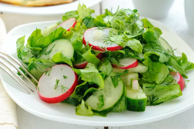 Зелений салат з редисом
