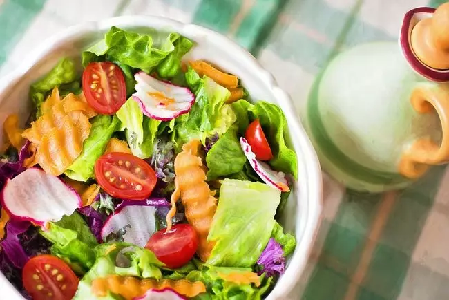 Салат из овощей и редиса