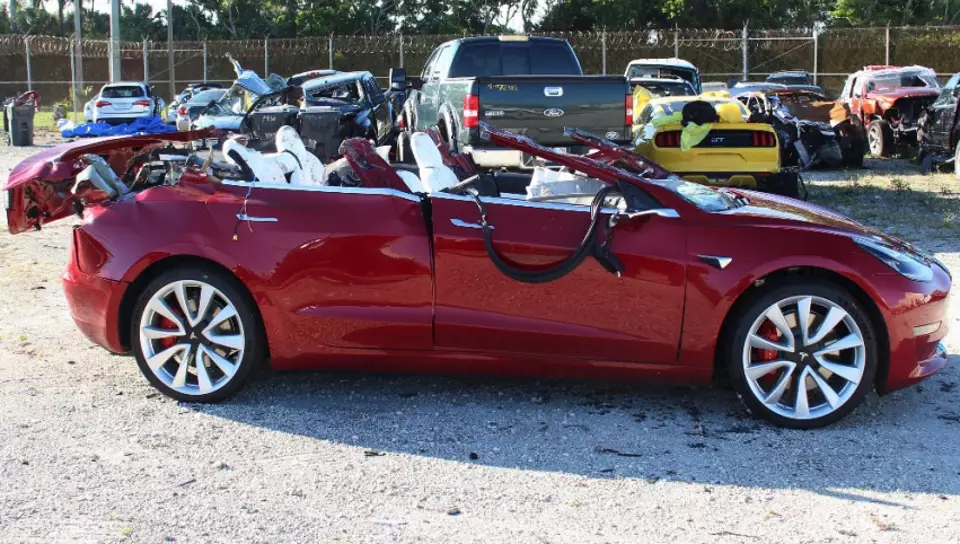 Последствия аварии Tesla Model 3, двигавшейся на автопилоте