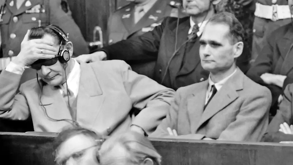 Нюрнберг. Герман Геринг и Рудольф Гесс (справа) на процессе
