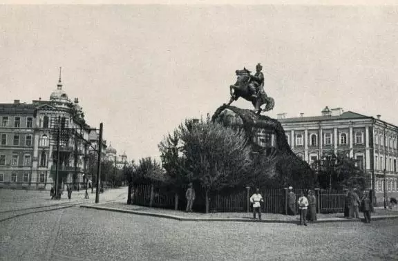 1899. Памятник спустя 11 лет после открытия