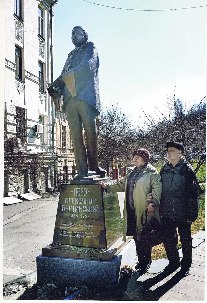 Наша героиня Антонина Куклина с мужем — возле памятника любимому кумиру в Киеве