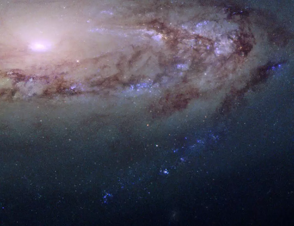 Messier 90 является частью скопления Девы, в которой находится около 1200 галактик