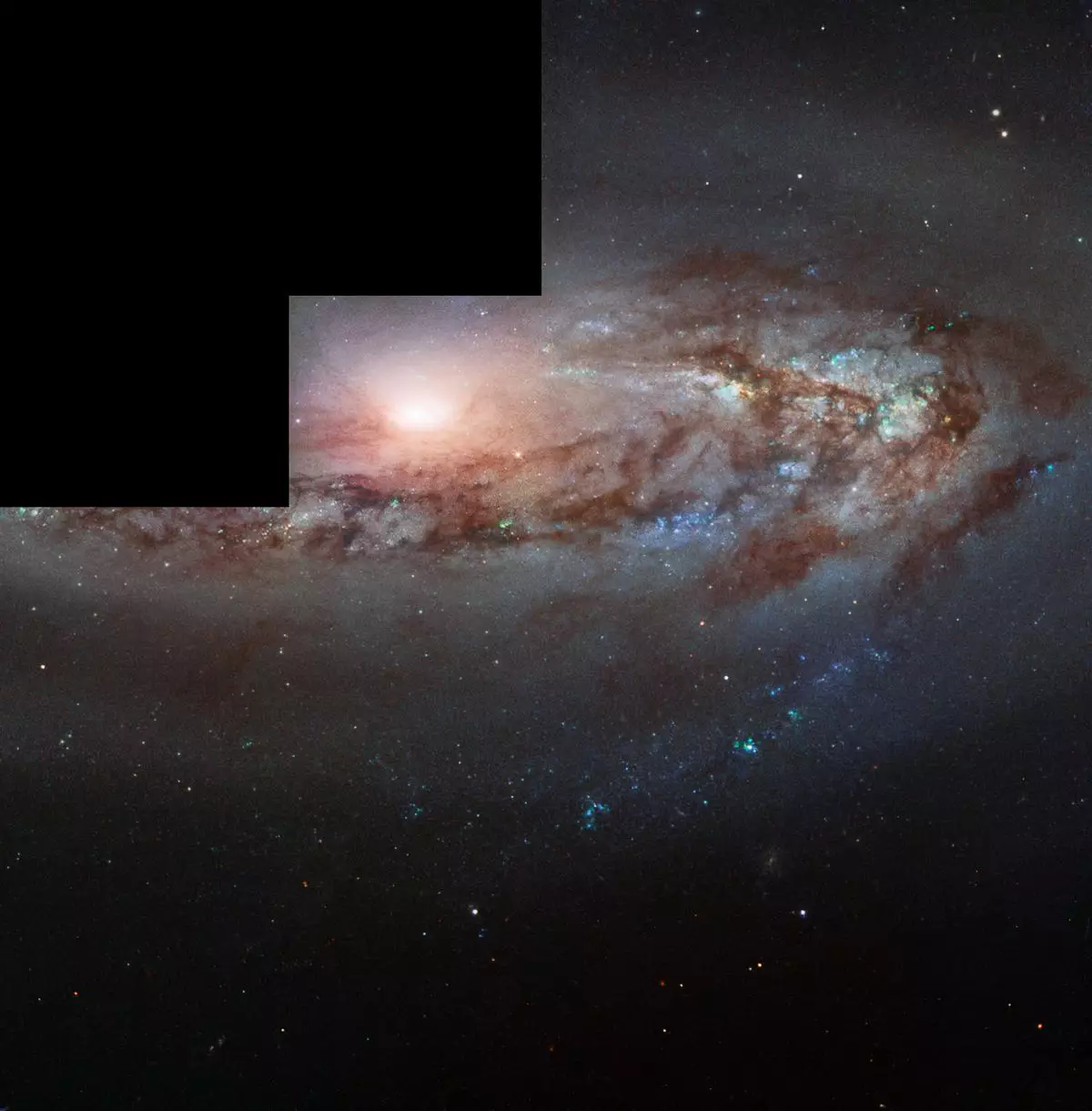 Полная фотография M 90, склеенная из отдельных снимков Hubble