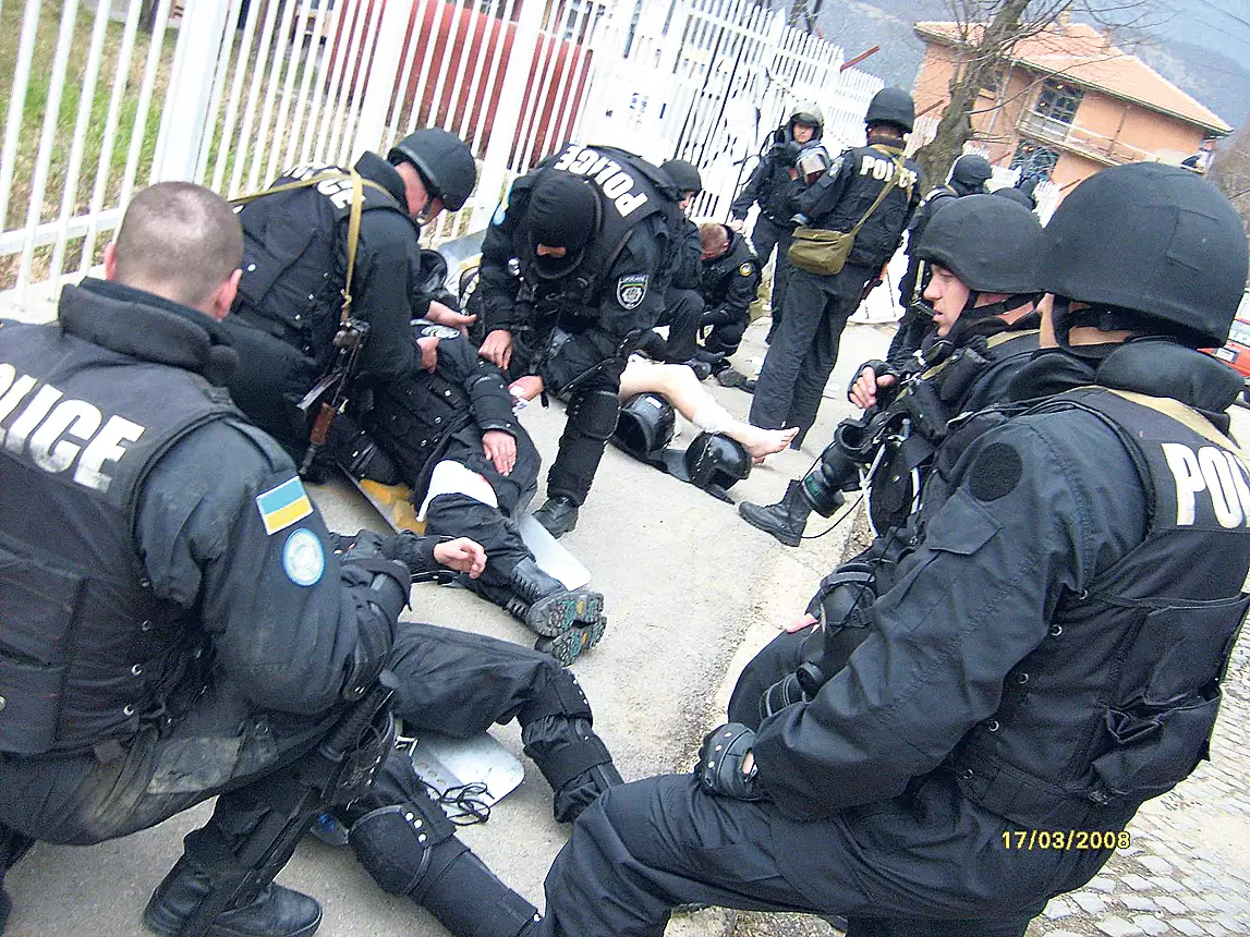 Косовская Митровица. Удар приняли на себя наши полицейские. Фото: из архива В. Голумбивского