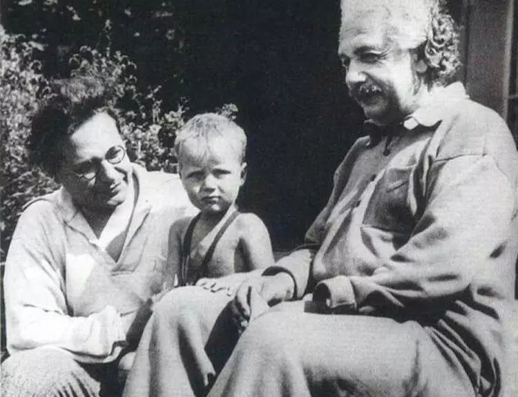 Альберт Эйнштейн с семьей