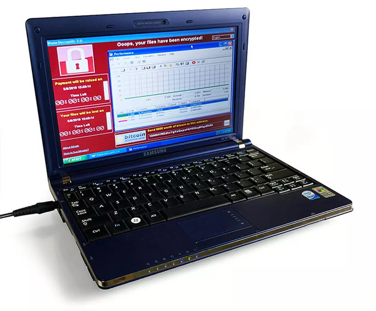Внешне ноутбук представляет собой обычный Samsung NC10-14GB 2008 года выпуска