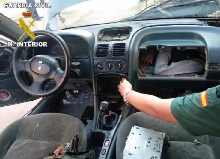 В Марокко пограничники нашли в бардачке машины мужчину