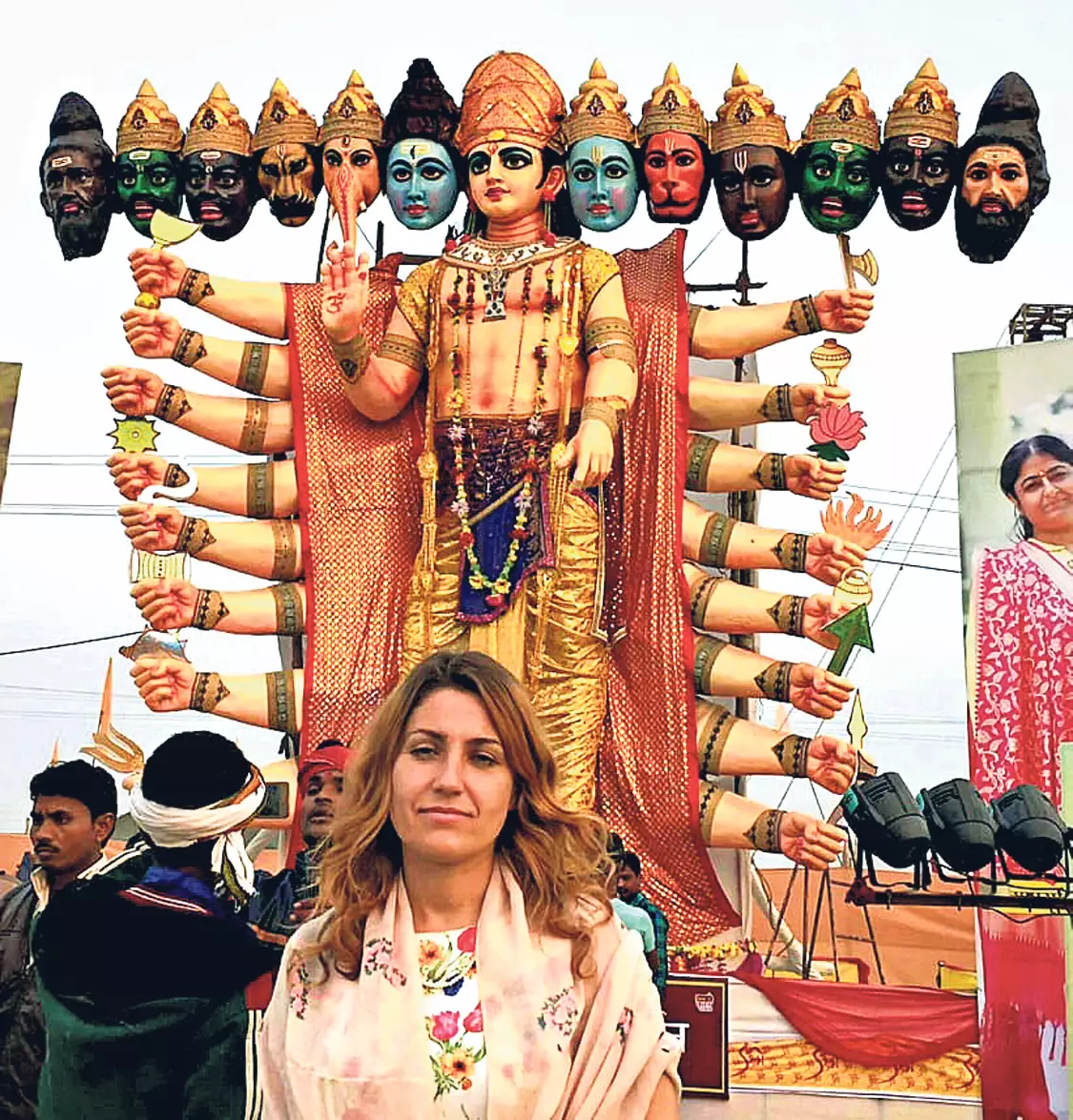 В духовном кемпе. Валентина на фоне индийского пантеона богов. Фото: В. Берник