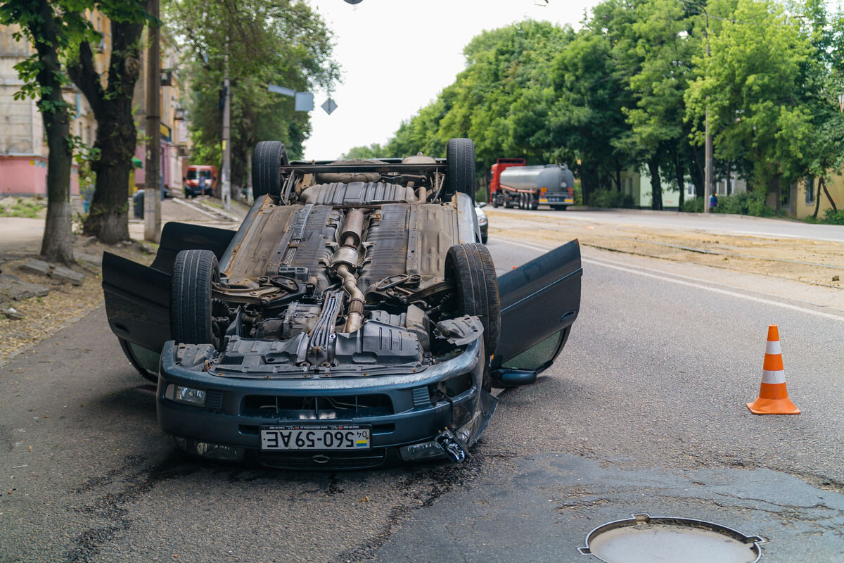 Фото перевернутая машина