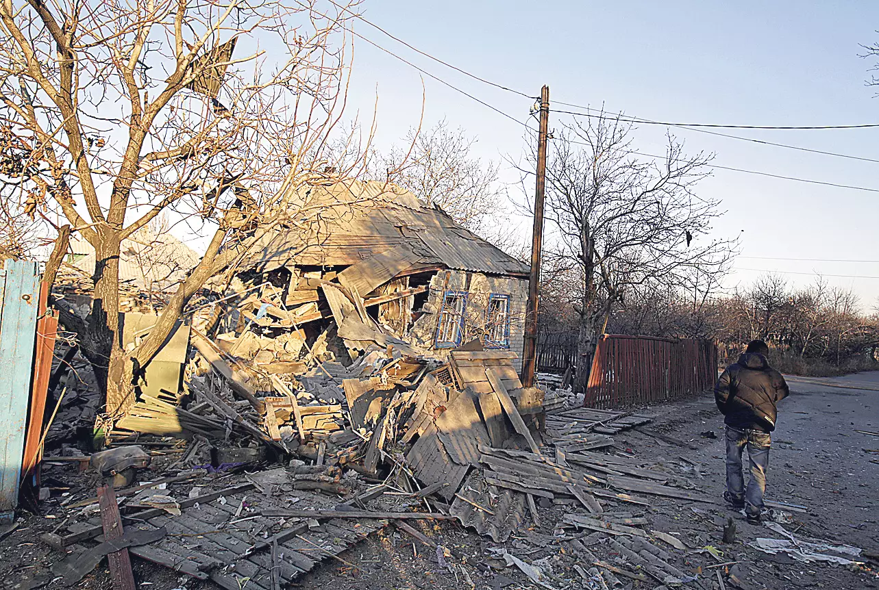 Здесь жили люди. Дом на улице Фрунзе в Дебальцево после артиллерийского обстрела. Фото: А. Степанов