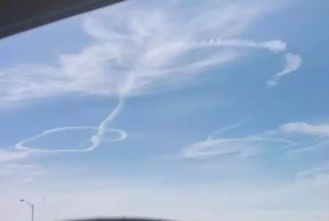 Летчики ВВС США оставили в небе забавный конденсационный след