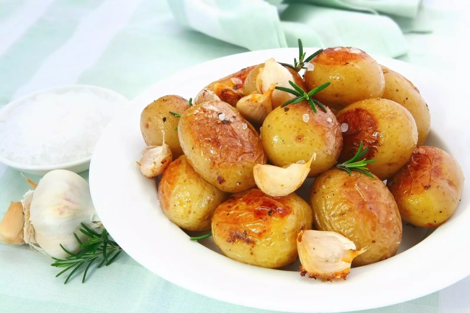 Молодая картошка, запеченная в духовке с чесноком и укропом, рецепт с фото.