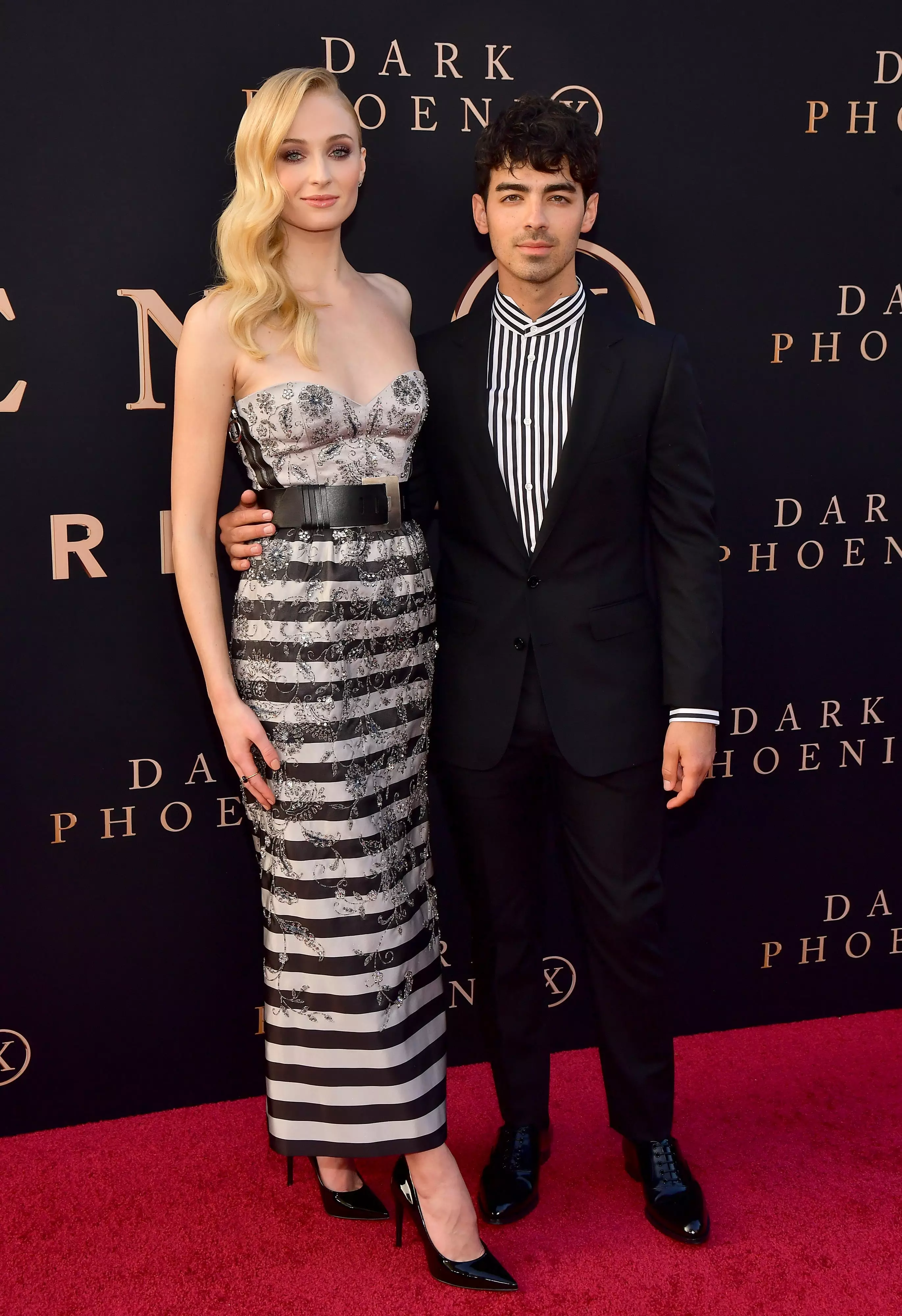 Софи Тернер в платье Louis Vuitton позирует с мужем Джо Джонасом