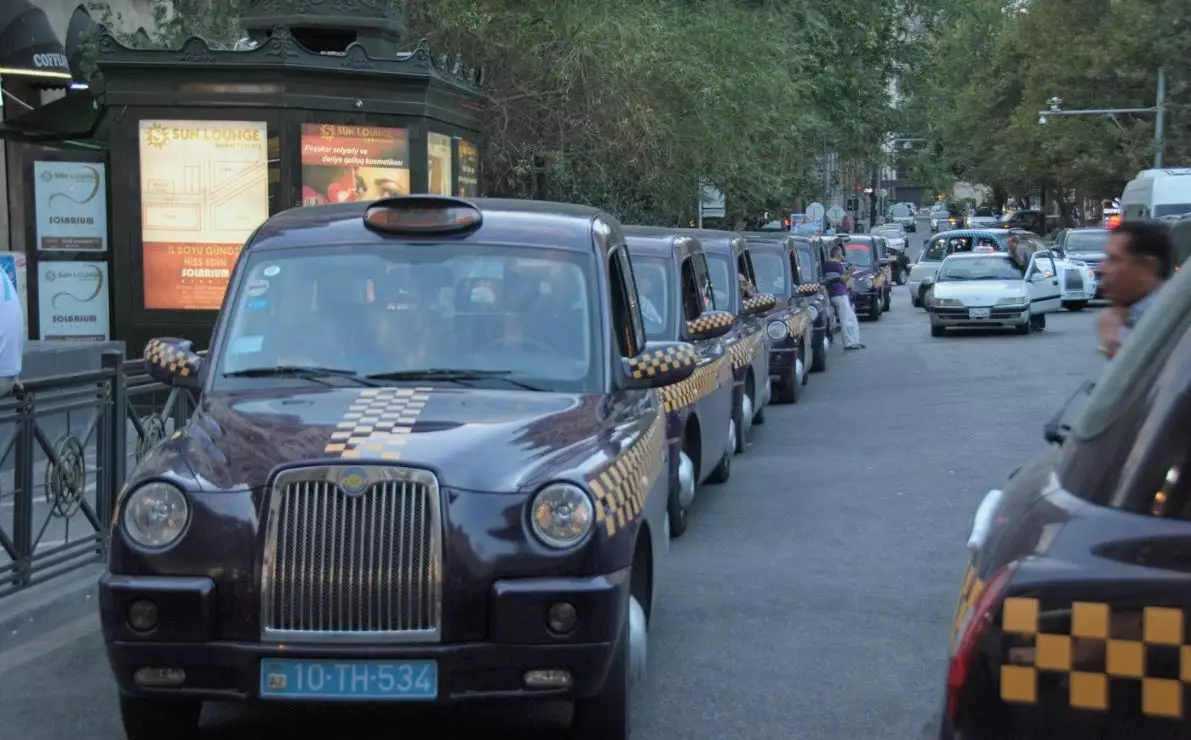 В Баку лучше гулять пешком,  на такси ездить достаточно дорого