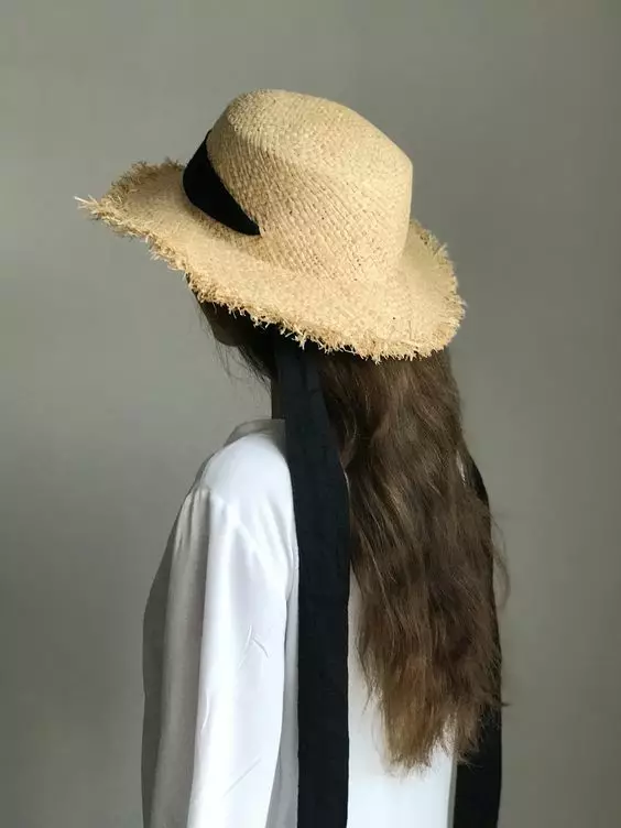 Соломенная шляпа с бахромой – летний аксессуар