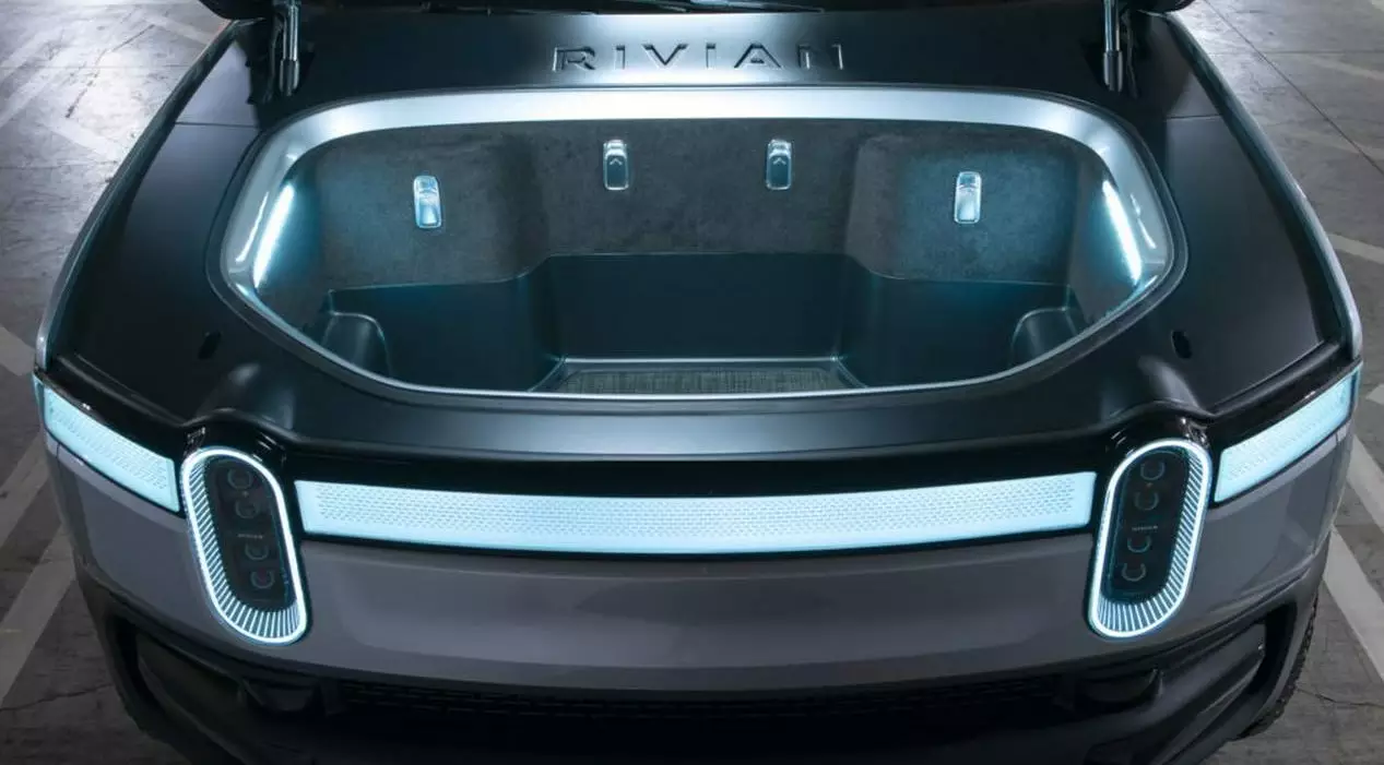 Багажник Rivian R1T можно использовать для дополнительных батарей