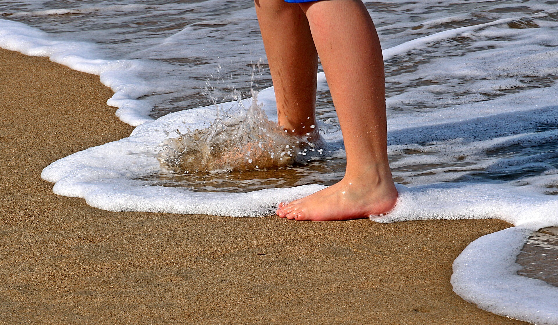 В Ирландии голые женщины прыгнули в воду и собрали уйму денег - Новости  Европы | Сегодня