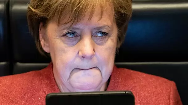 За Меркель следили