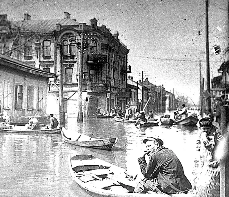 Катастрофа. Киевляне могли передвигаться только на лодках. Фото 1931 года