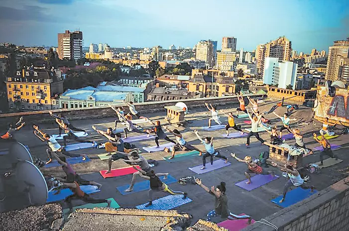 Рассвет. Йоги встречают на крыше высотки Киева. Фото: Avatar Yoga Festival