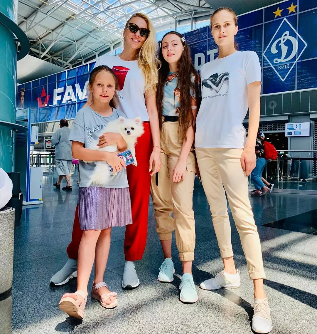 Оля Полякова вместе с дочками Машей и Алисой