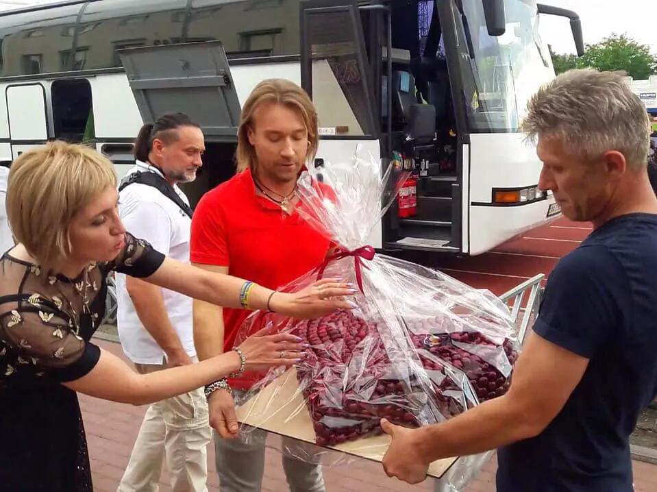 Олег Винник получил в подарок сердце из черешни