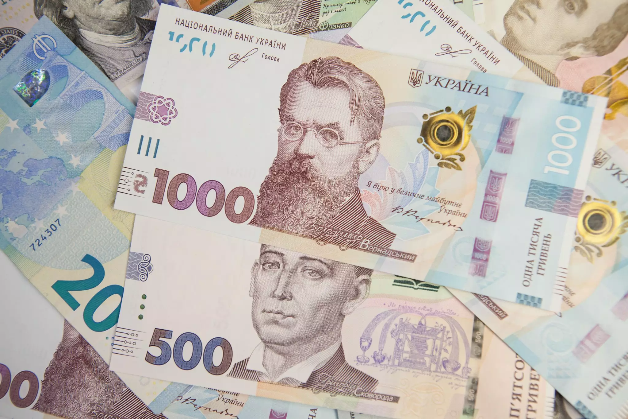 1000 гривен в сравнении с другими банкнотами