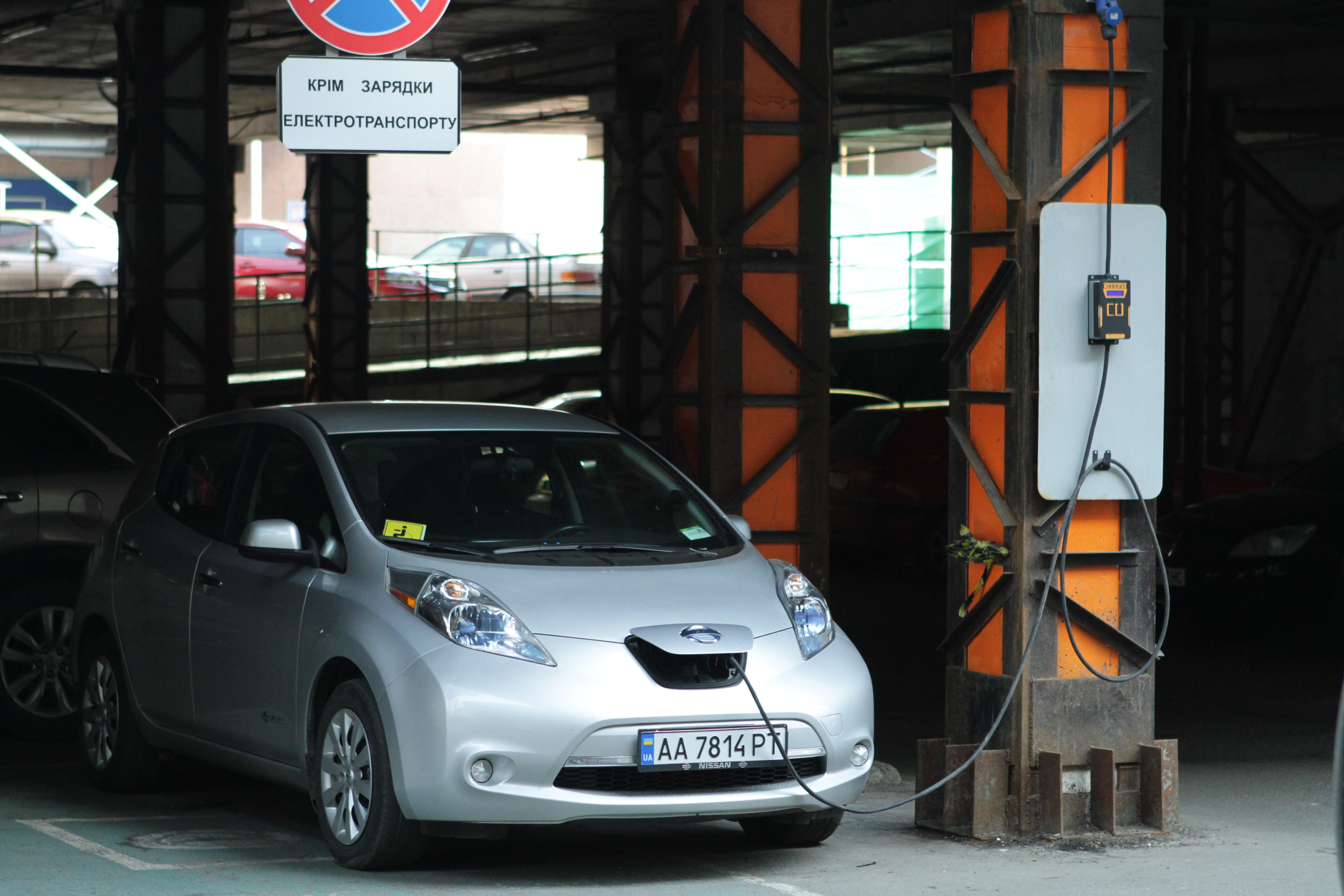 Электромобили. В МинЖКХ хотят к 2030 году обустроить зарядками все парковки в стране