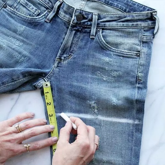 DIY: как сделать классные шорты на лето из старых джинсов
