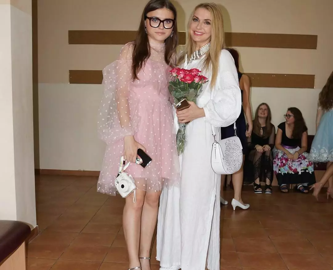 Ольга Сумська показала фото з донькою-випускницею