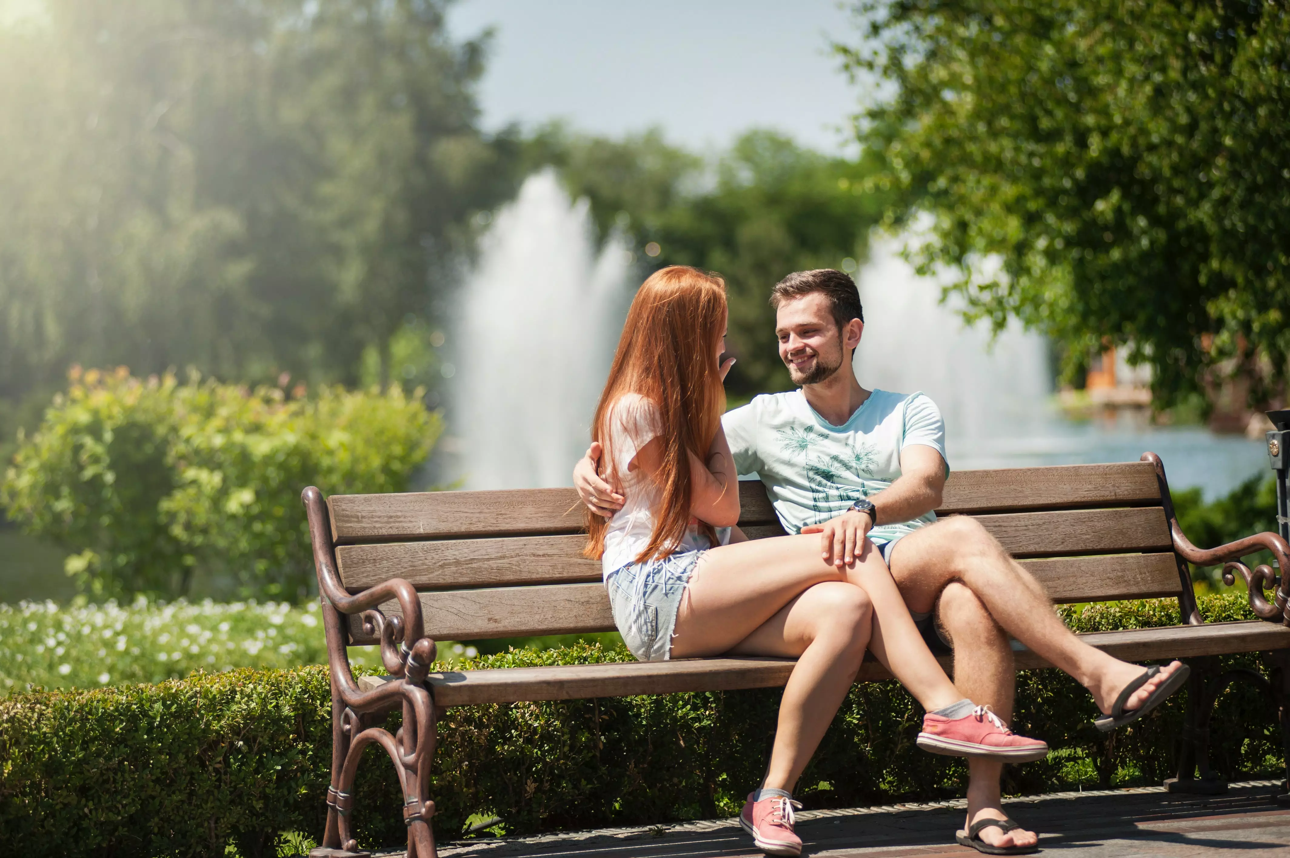 Соседская пара. Пара на скамейке в парке. Девушка и парень сидят на скамейке. Парень и девушка в парке. Сидит на лавочке.