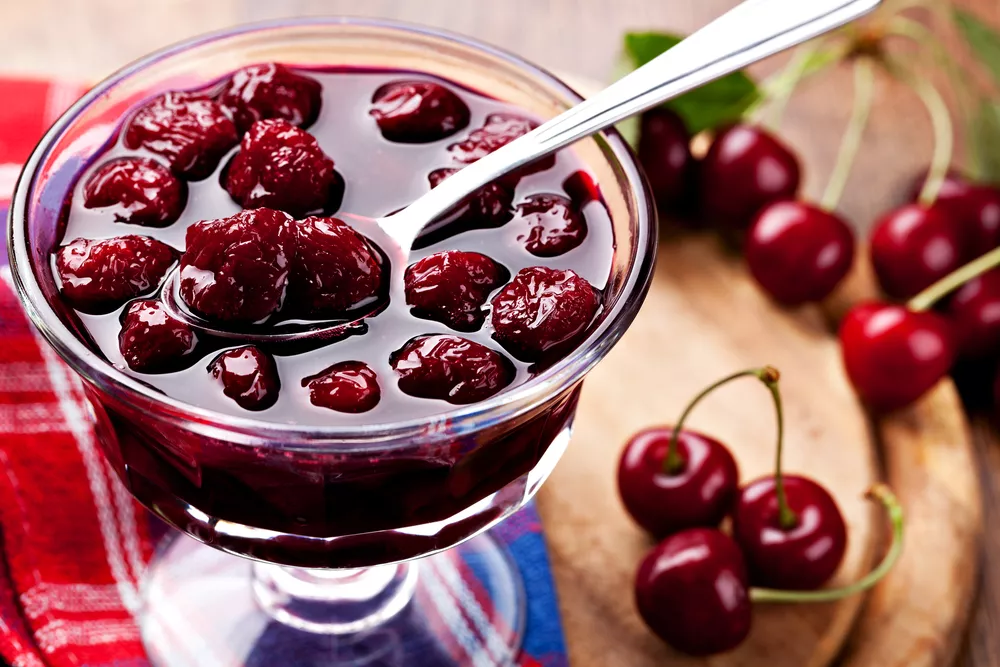 Если же вы хотите приготовить именно сладкий вишневый десерт, попробуйте вишневое варенье с водкой.