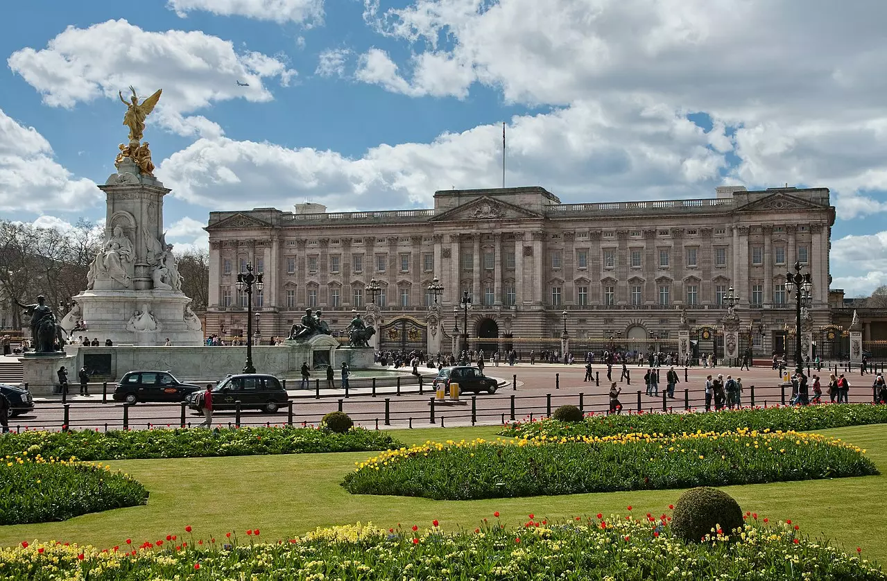 Букингемский дворец – официальная лондонская резиденция королевы Елизаветы II