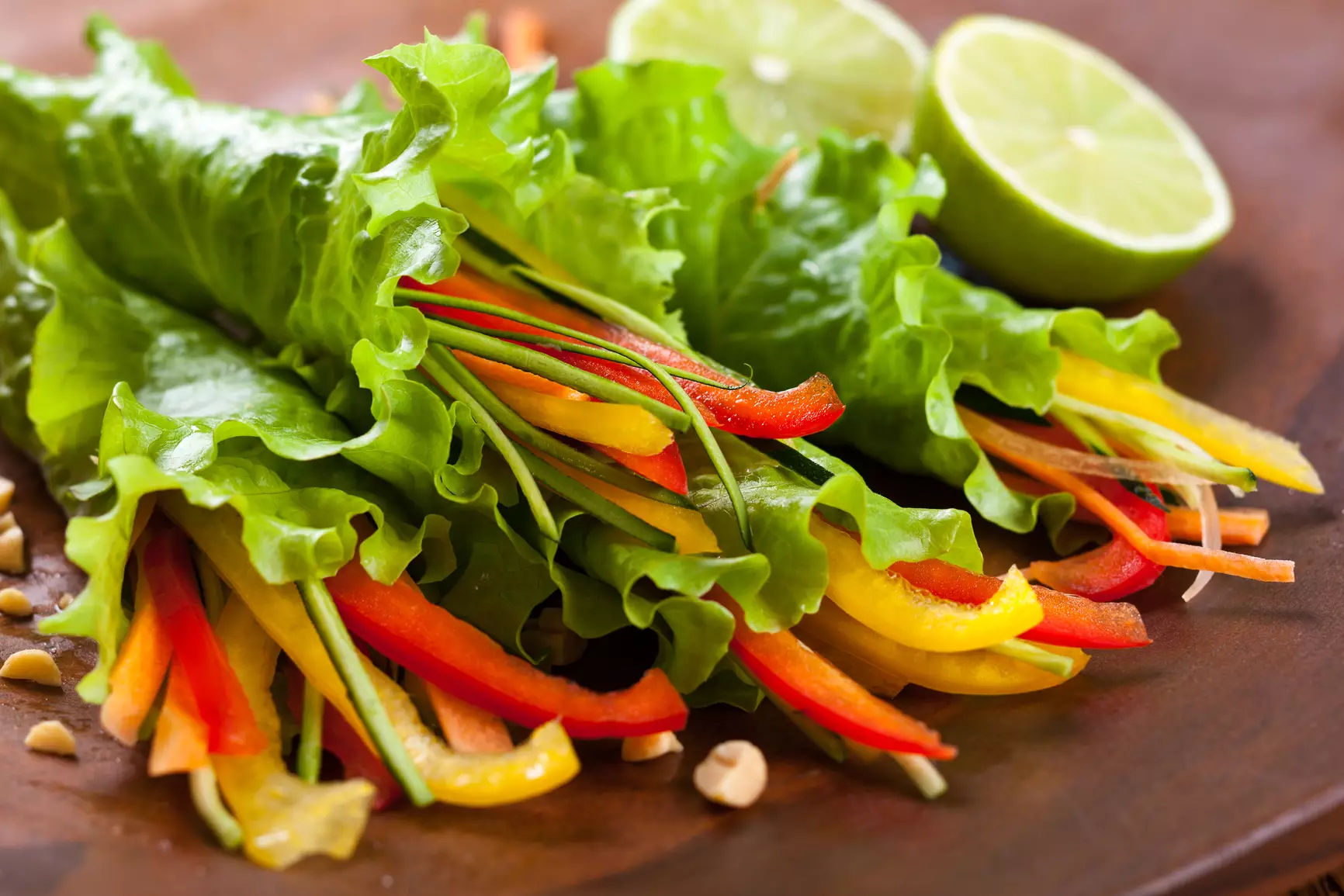 Овощи в салатных листьях удобно есть на природе