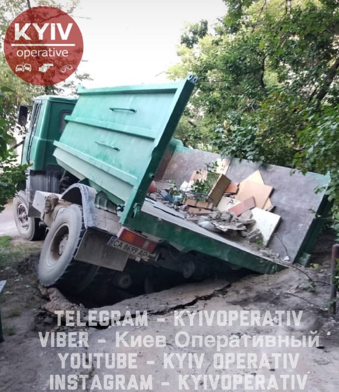 В Киеве грузовик провалился в яму