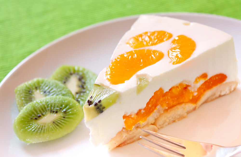 Торт бисквитный с фруктами, желе и йогуртом, рецепт с фото.