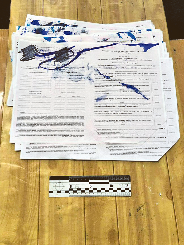 Следы. В Бахмуте чернилами залили подписи на пустых бланках. Фото: ГУ Нацполиции в Донецкой области