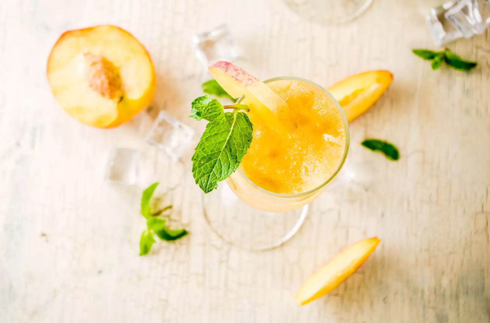 Лимонад з персиками
