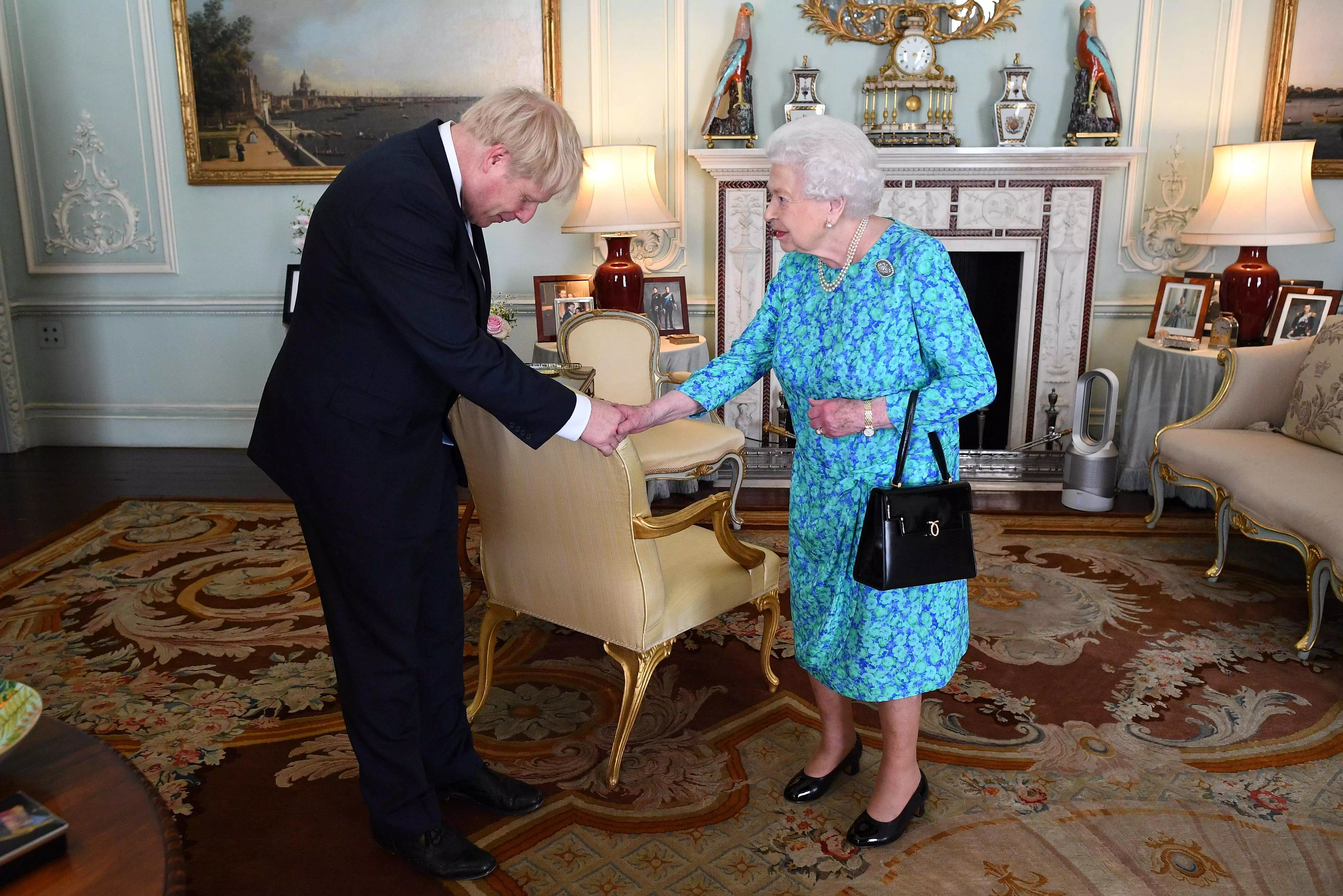 Елизавета II с премьер-министром Борисом Джонсоном
