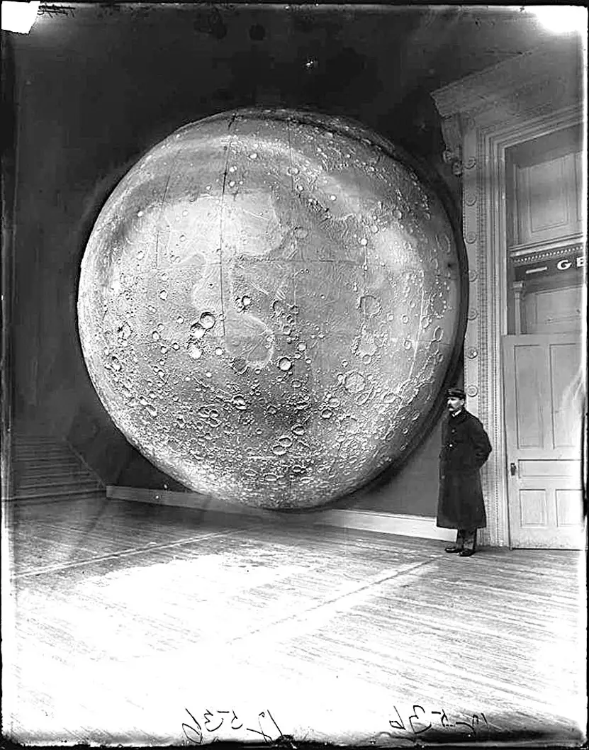 Луна. Такую модель спутника показывали в музеях Чикаго в 1895 году