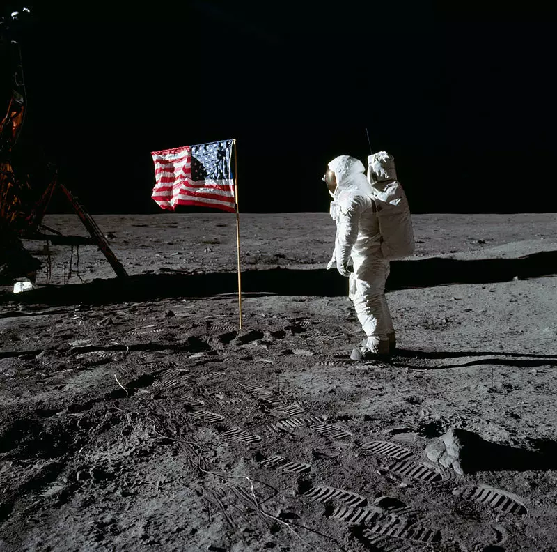 Лунное видео. Многим кажется, что флаг колышется от ветра. Фото: NASA / Neil A. Armstrong – NASA Images at the Internet Archive