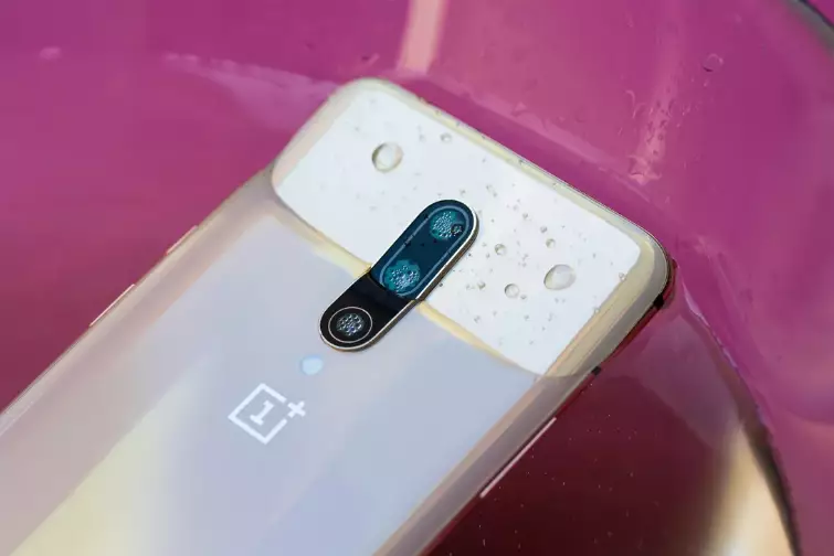 OnePlus 7 Pro "виживає" під водою до 30 хвилин на глибині 1 метр