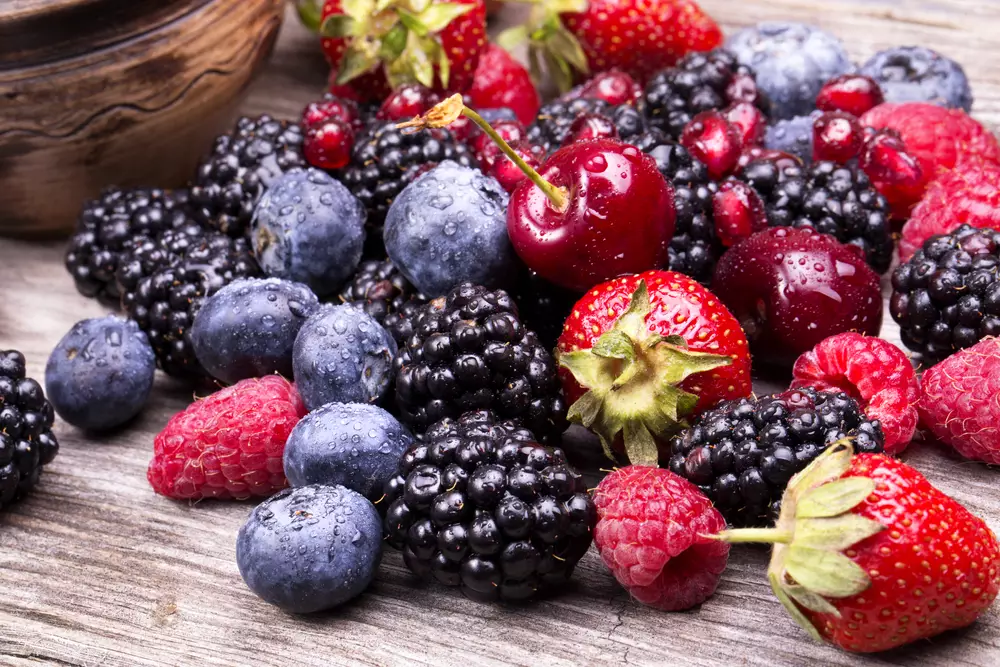 Полуниця, суниця, вишня та інші ягоди містять найменше цукру