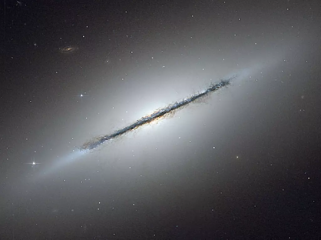 Галактика NGC 5866 в видимом оптическом спектре