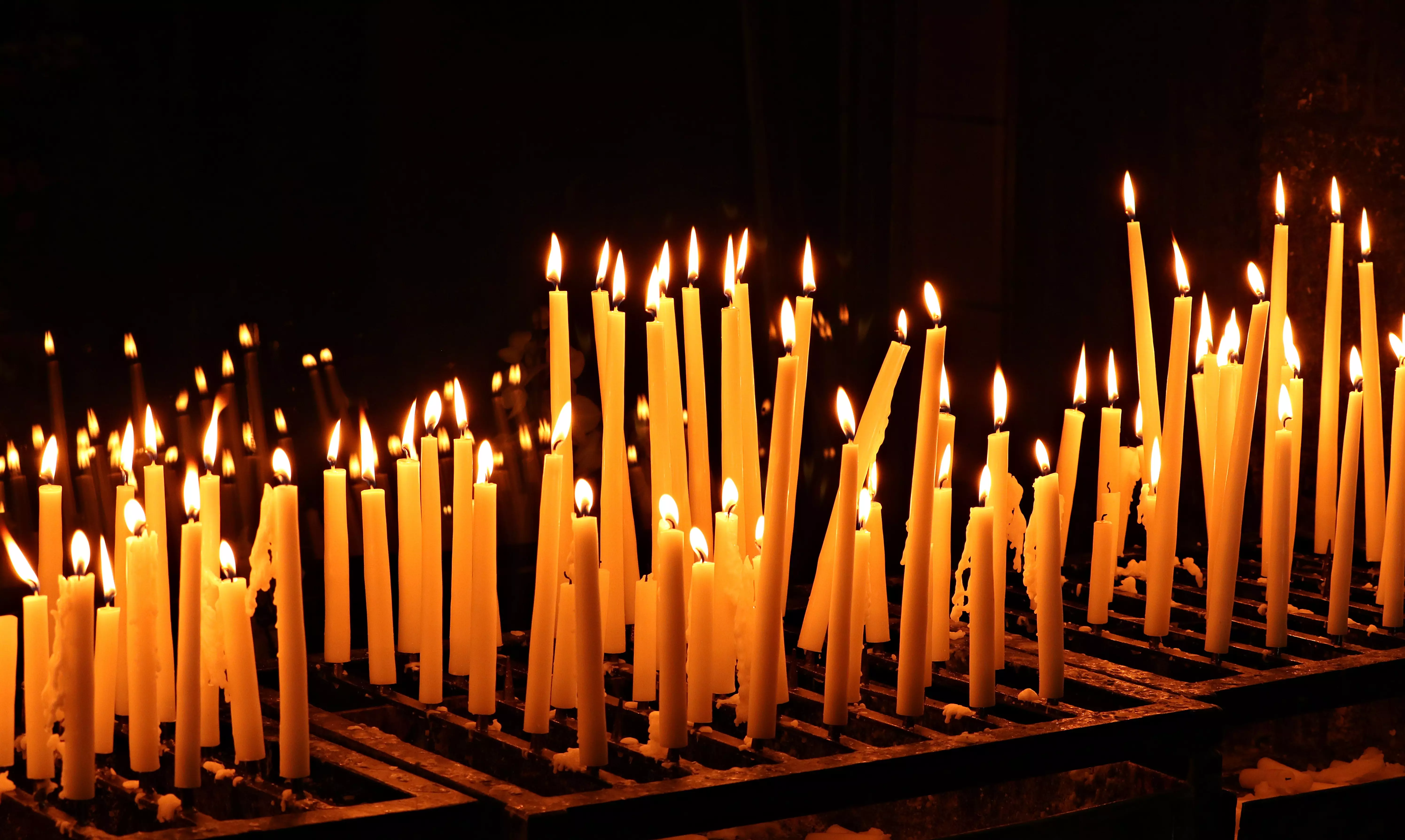 Поминки на страстной неделе. Дмитриевская поминальная суббота 5 ноября. Свечи в церкви. Горящие свечи в храме. Свечи в храме горят.