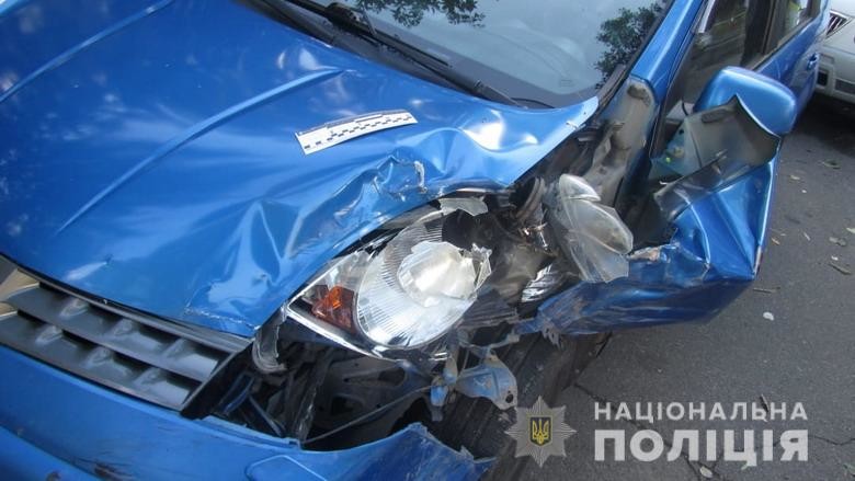 В Киеве пьяный автослесарь устроил ДТП на угнанной машине