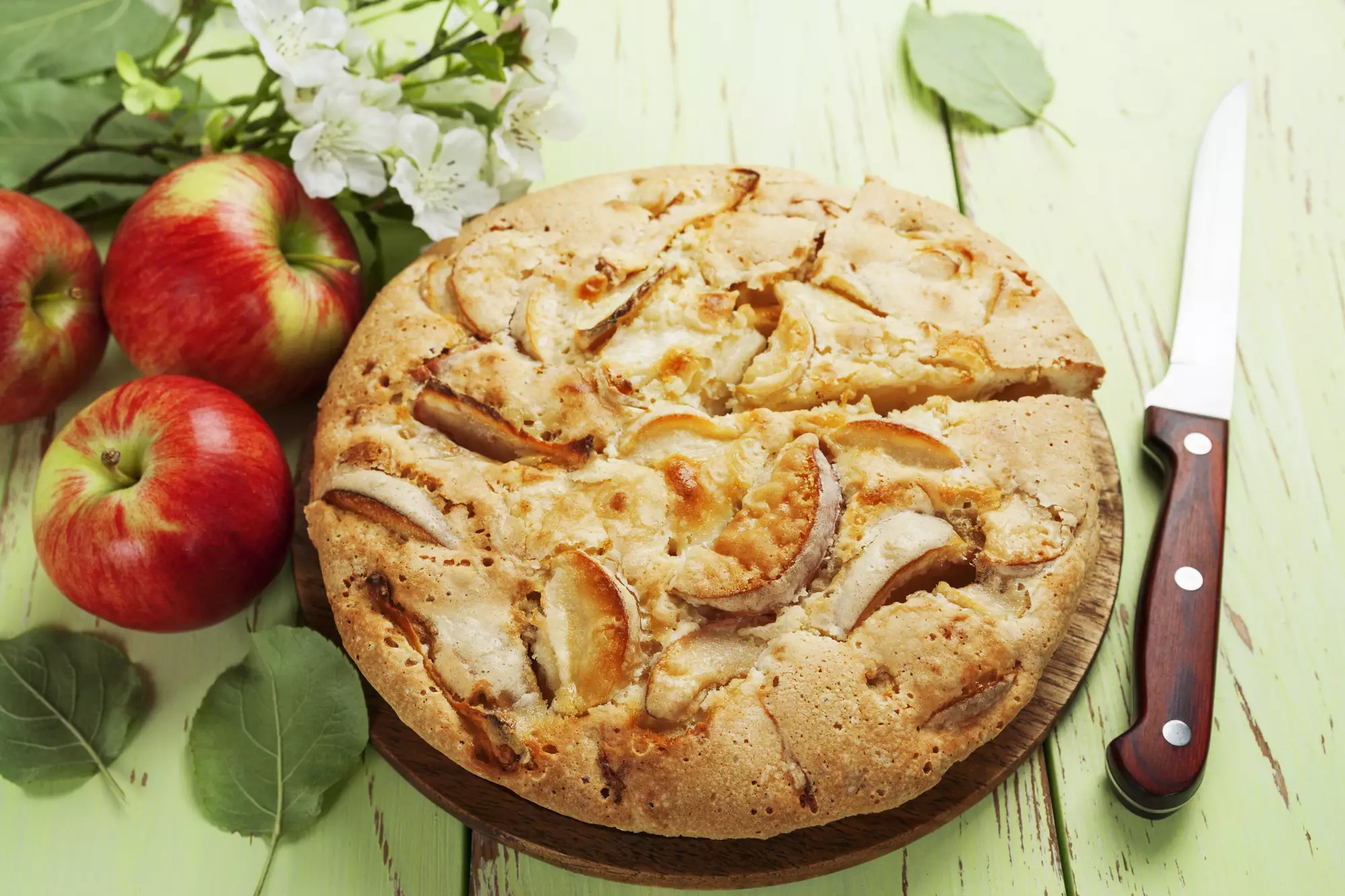 Шарлотка с яблоками: классический рецепт